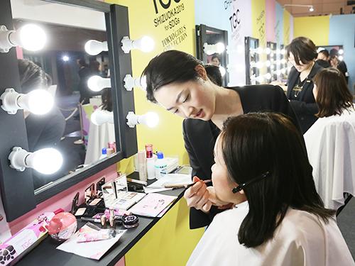 TGCのシャンソン化粧品のブースでは来場者にメーキャップを施した